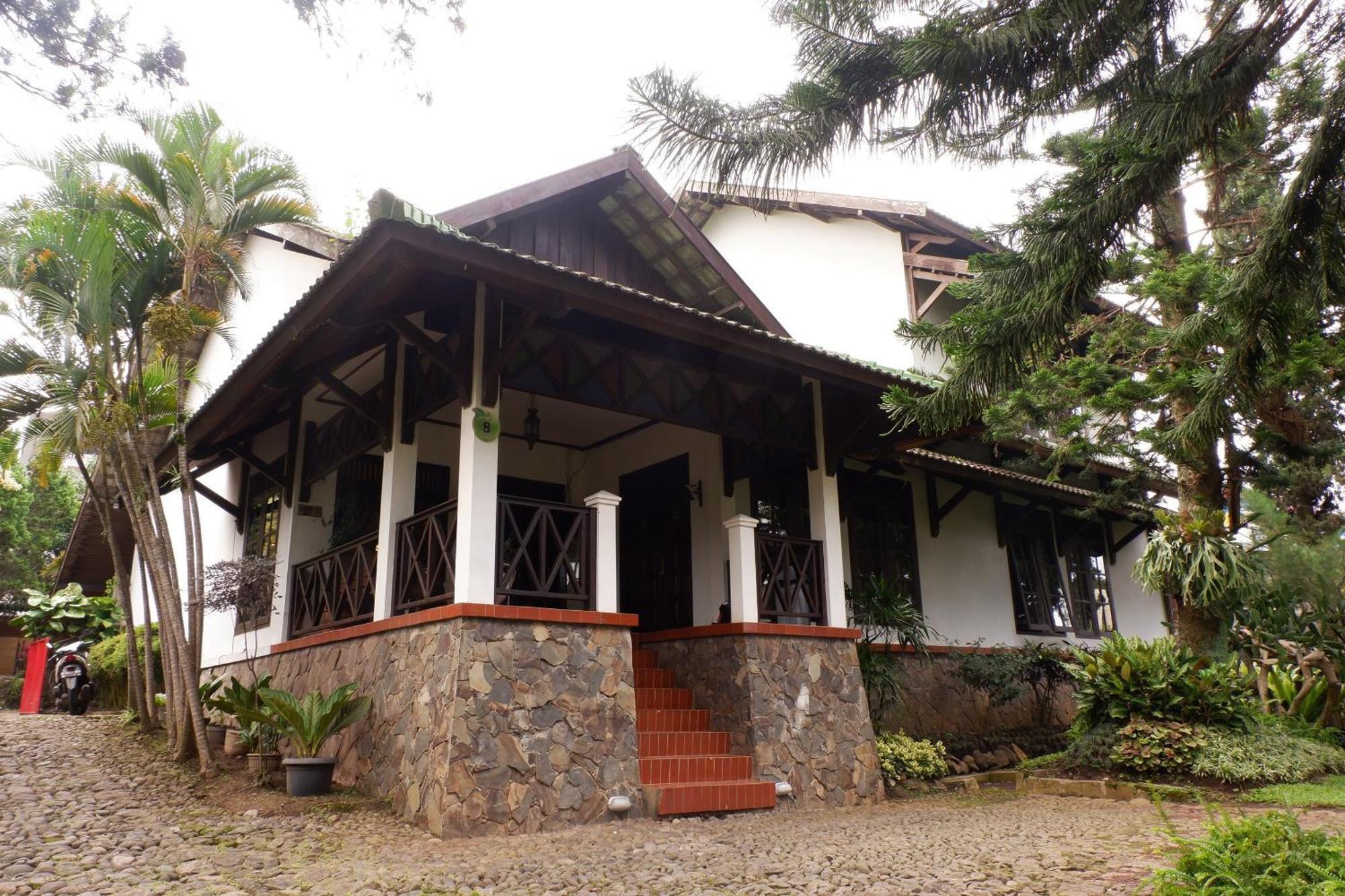 Cemara'S Homestay Бату Екстер'єр фото